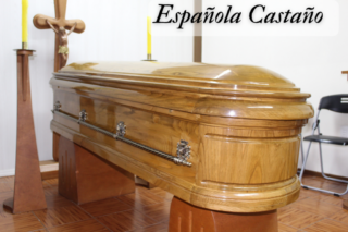 Elegancia en madera castaño con detalles tradicionales únicos.