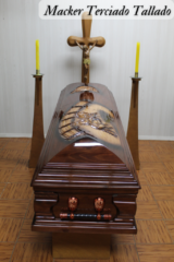 Urna terciada tallada con diseño artesanal y elegante.