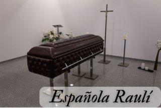 Española Raulí: Diseño tradicional de inspiración española, construido en madera de raulí, combinando estilo clásico con calidad superior.